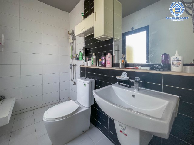 *****ทาวน์เฮ้าส์มือสองย่านกรุงเทพฯ ม.ซิกเนเจอร์ เพชรเกษม69 เนื้อที่กว้างเกือบ 38 ตร.ว. ฟังก์ชัน 5 ห้องนอน 4 ห้องน้ำ ที่จอดรถ 2 คัน พื้นที่ข้างบ้านกว้างขวาง ต่อเติมครบ พร้อมเข้าอยู่ได้ทันที บนทำเลแห่งการเดินทาง ใกล้รถไฟฟ้าสายสีน้ำเงิน "หลักสอง" จองเลย!